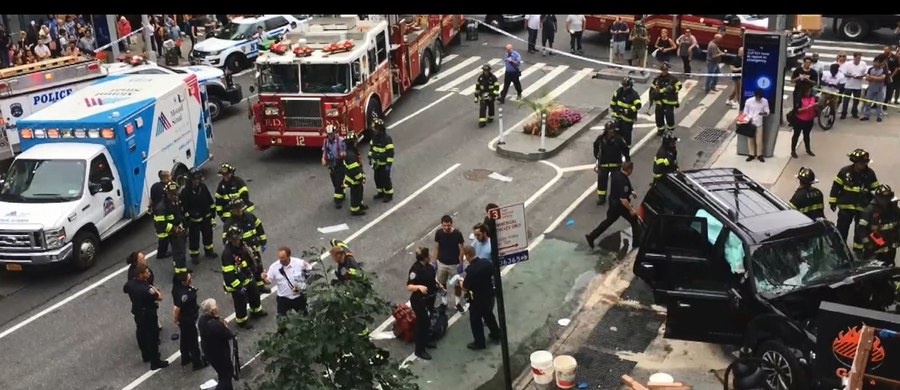 Co najmniej cztery osoby zostały ranne w wypadku na Manhattanie, gdzie auto zjechało z ulicy na chodnik i rozbiło się w ścianę budynku. Ranni zostali przetransportowani do szpitala. Na Szóstej Ulicy, na której doszło do wypadku wstrzymano ruch.
