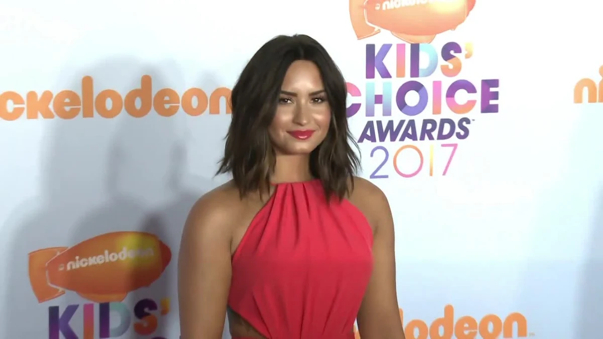 Demi Lovato wciąż przebywa w szpitalu. Wylądowała tam tydzień temu po przedawkowaniu narkotyków. Wokalistka nie czuje się dobrze. Męczy ją wysoka gorączka i ekstremalne nudności. Nie wiadomo, kiedy lekarze zdecydują się wypuścić ją do domu. Rodzina i przyjaciele cały czas czuwają przy Demi. Gwiazdę odwiedza również jej były chłopak - Wilmer Valderrama.