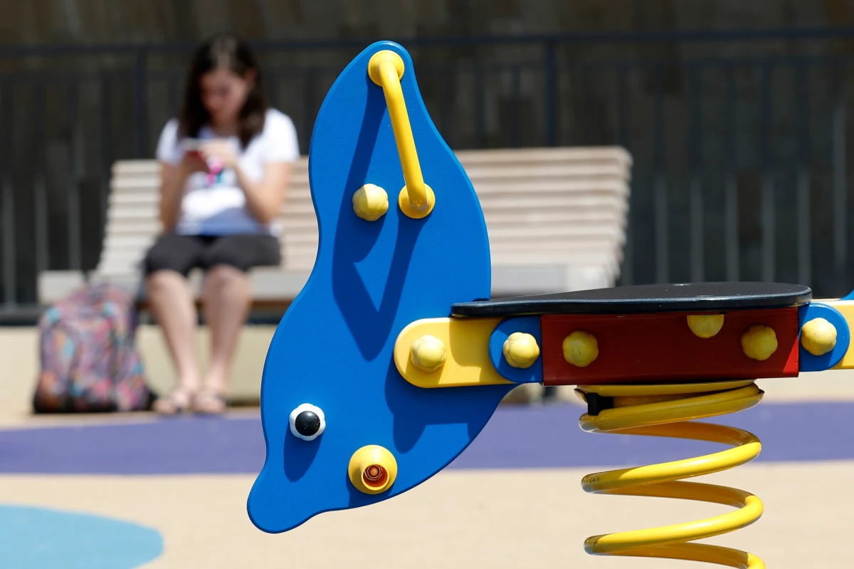 Francuskie dzieci od września będą musiały zostawić swoje telefony komórkowe i tablety w domu, a jeśli zabiorą je do szkoły, będą musiały wyłączyć. 