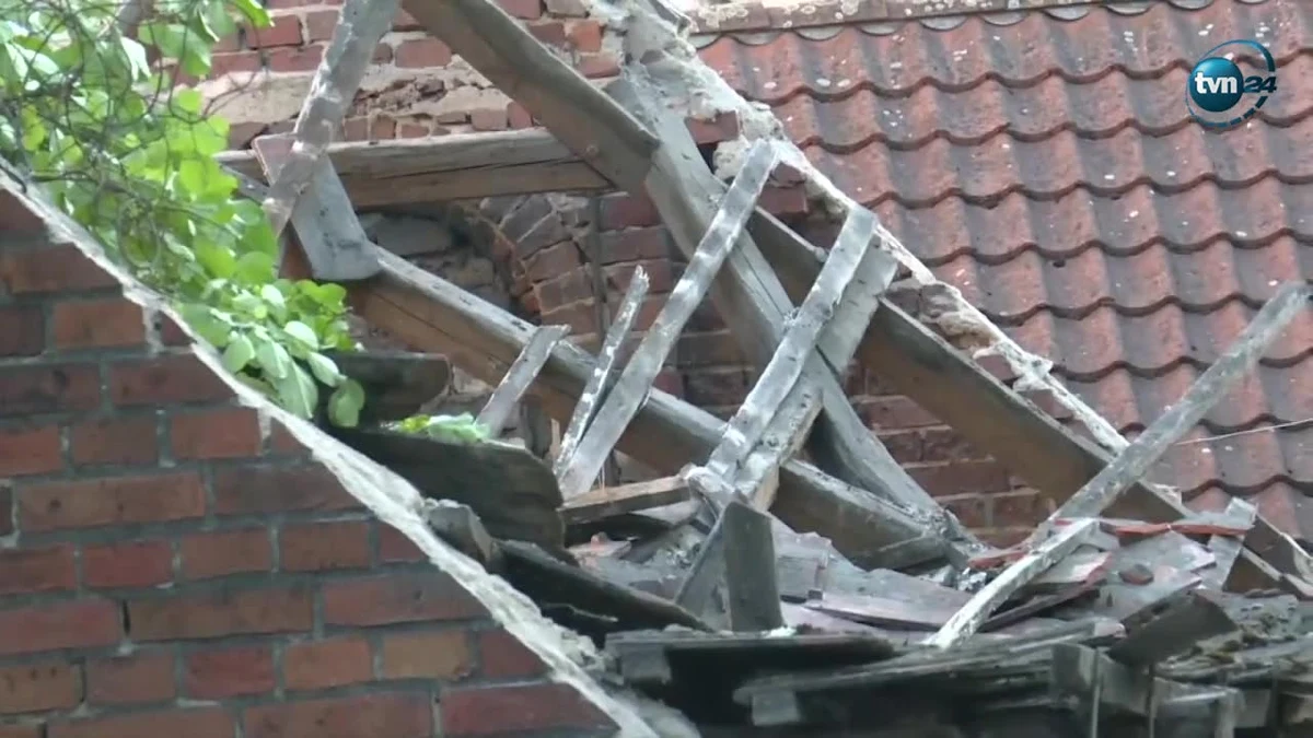 ​W centrum Zielonej Góry zawalił się dach kamienicy, a jego elementy runęły na teren znajdującego się obok ogródka restauracji. Poszkodowana została jedna osoba. We wtorek przed południem zostały przeprowadzone oględziny miejsca zdarzenia.