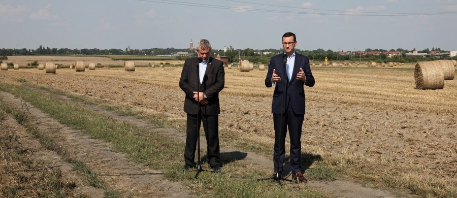 Jak będzie trzeba, znowelizujemy budżet, bo wypłata odszkodowań dla rolników jest dla nas ważna - mówił we wtorek premier Mateusz Morawiecki. Minister rolnictwa Jan Krzysztof Ardanowski zapowiedział, że rolnicy, których straty w uprawach przekroczyły 70 proc., dostaną 1 tys. zł dopłaty do hektara.