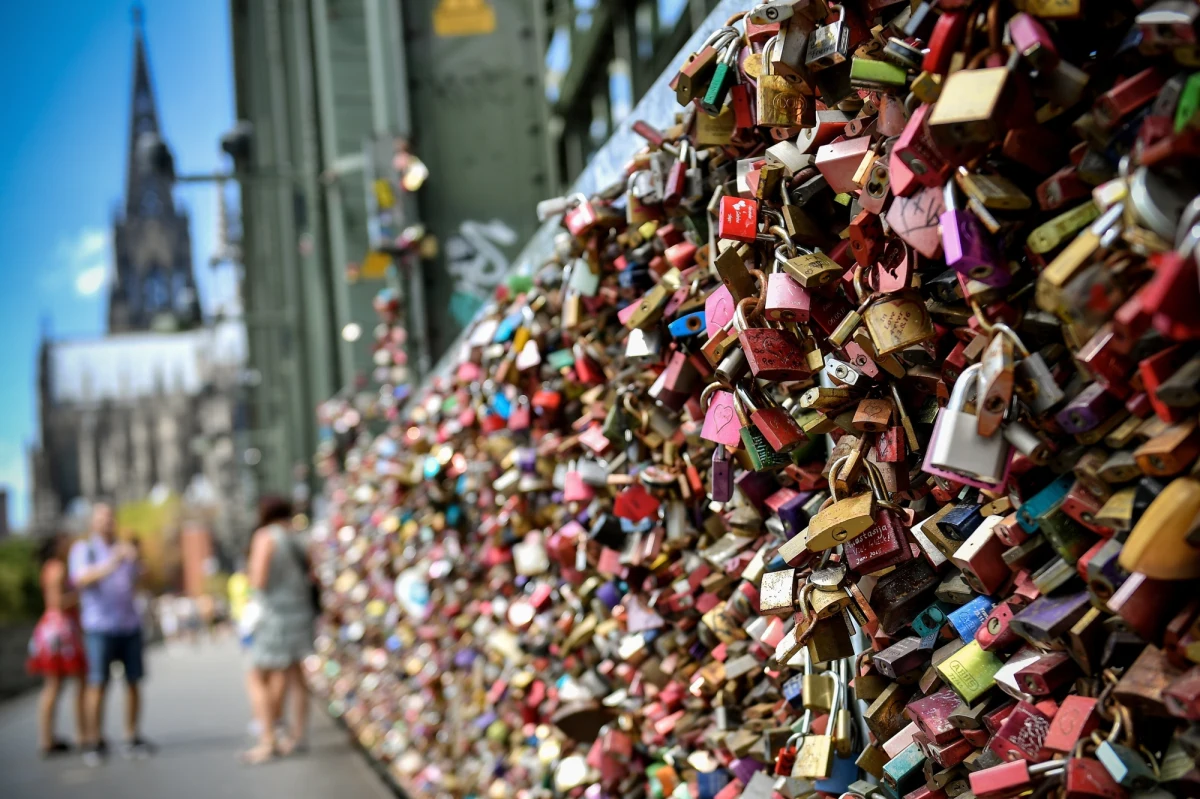 Są znakiem wiecznej miłości - ale stanowią również duży problem. Tysiące kłódek zapiętych na moście Hohenzollerów w niemieckiej Kolonii mają zostać usunięte.