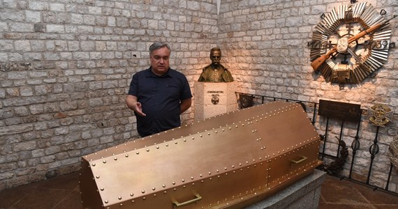 Metalowy sarkofag, w którym znajduje się trumna z ciałem marszałka Józefa Piłsudskiego, wrócił z pracowni konserwatorskiej do katedry na Wawelu. W niedzielę w Krakowie rozpoczną się uroczystości związane z rocznicą wymarszu I Kompanii Kadrowej. 
