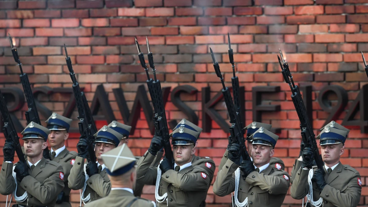 74 lata temu, 1 sierpnia 1944 roku o godzinie 17:00, wybuchło Powstanie Warszawskie - największa akcja zbrojna podziemia w okupowanej przez Niemców Europie. Bohaterski zryw planowany był na kilka dni - trwał ponad dwa miesiące. Dzisiaj w wielu polskich miastach odbędą się uroczystości upamiętniające te wydarzenia. Oficjalne obchody 74. rocznicy wybuchu Powstania Warszawskiego otworzy dzisiaj złożenie kwiatów przy tablicy upamiętniającej podpisanie przez płk. Antoniego Chruściela "Montera" rozkazu rozpoczęcia zrywu.