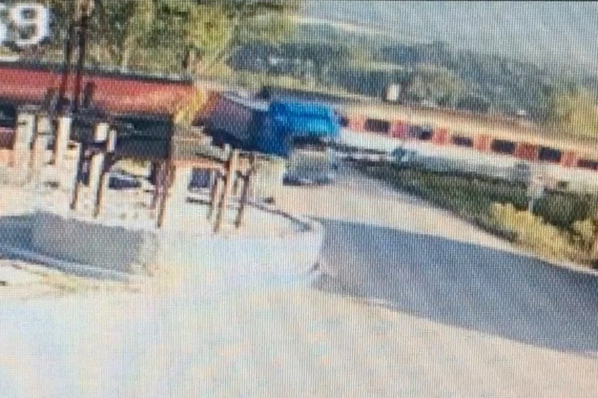 ​Słowacka policja prowadzi dochodzenie w sprawie incydentu na przejeździe kolejowym w miejscowości Turany. Polski tir przełamał tam szlabany i dosłownie o centymetry minął się z pociągiem pospiesznym jadącym z Koszyc do Bratysławy! Polak, który siedział za kierownicą ciężarówki, był trzeźwy.