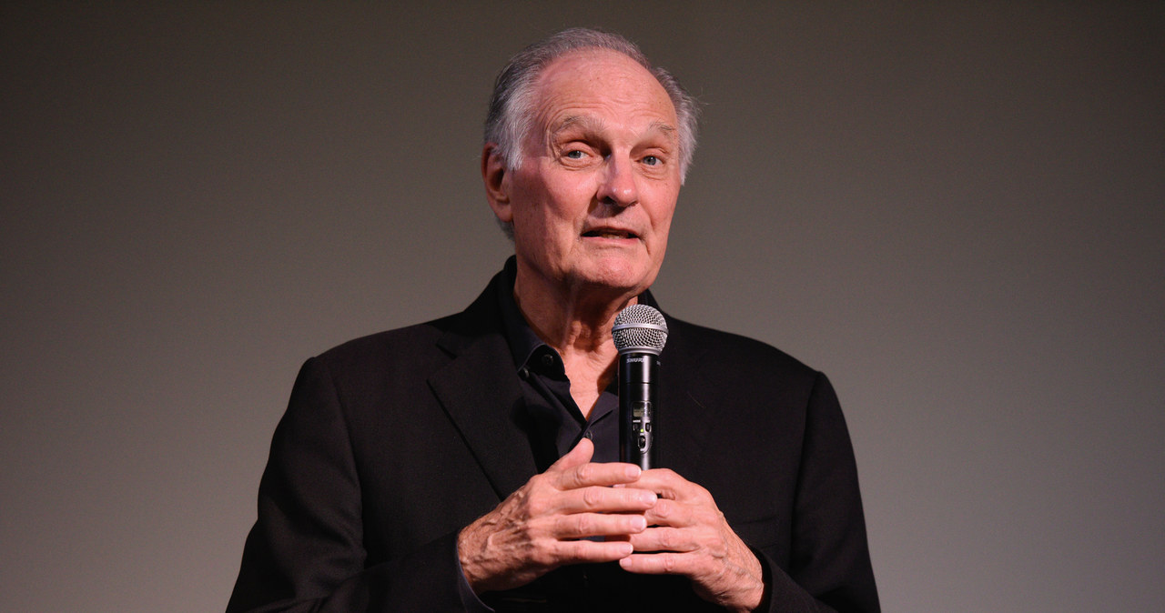 82-letni aktor Alan Alda powiedział w porannym programie telewizji CBS, że trzy i pół roku temu zdiagnozowano u niego chorobę Parkinsona. Teraz zdecydował się o tym opowiedzieć, by przekazać innym osobom zmagającym się z tą chorobą ważną wiadomość.