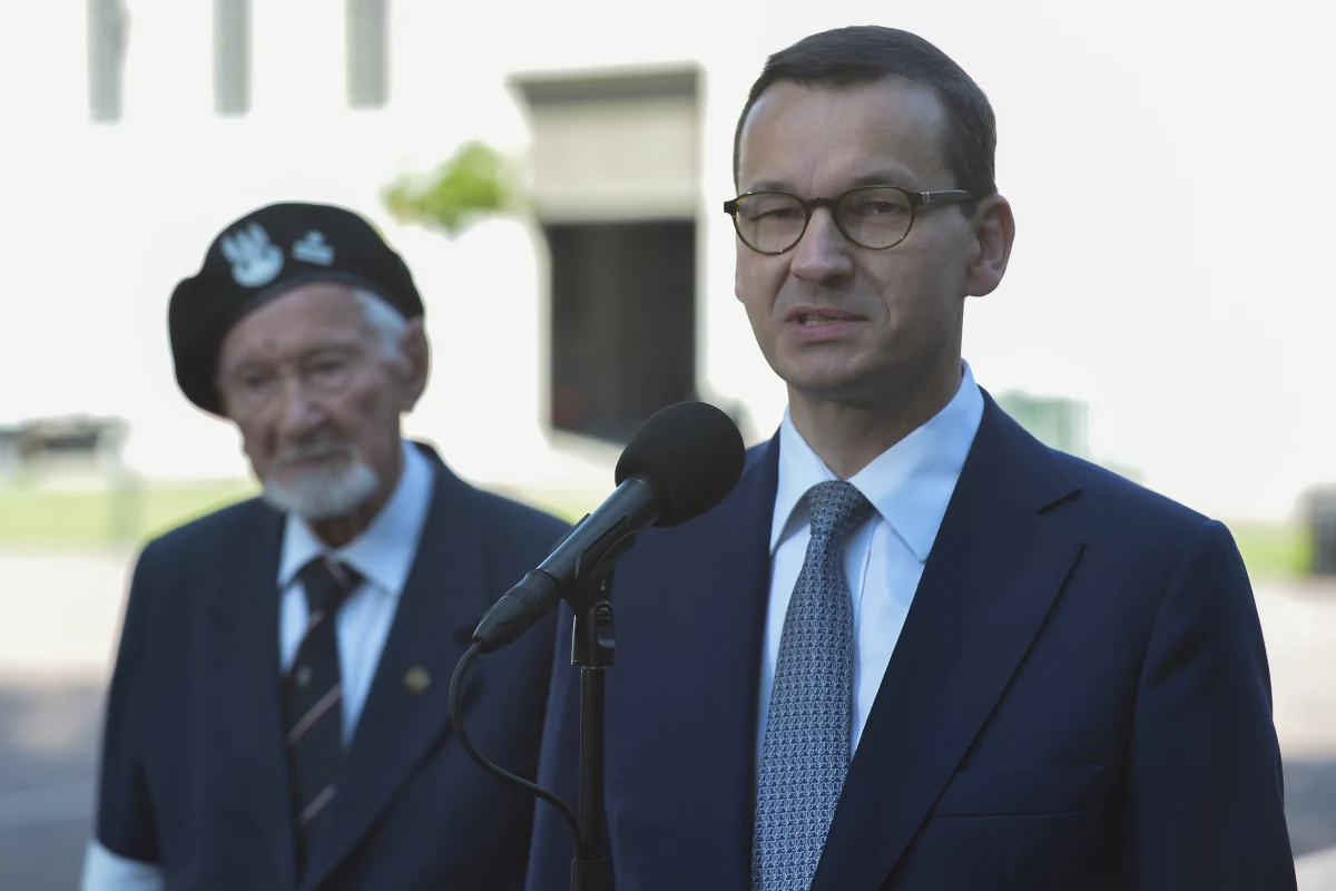 ​Nie byłoby nas dzisiaj bez bohaterów II wojny światowej, bez powstańców warszawskich; musimy pamiętać o pokoleniach, które były przed nami - mówił  w 74. rocznicę wybuchu powstania warszawskiego premier Mateusz Morawiecki. Premier złożył wieniec pod dzwonem dowódcy powstania gen. bryg. Antoniego Chruściela "Montera" oraz pod tablicą poświęconą byłemu prezydentowi Lechowi Kaczyńskiemu, znajdującymi się na terenie Muzeum Powstania Warszawskiego. Podjąłem decyzję, by zwiększyć dwukrotnie fundusz wsparcia dla żyjących powstańców, żołnierzy AK, żołnierzy wyklętych, a także by groby m.in. powstańców warszawskich, które nie mają już opiekunów, były utrzymywane przez państwo - poinformował Morawiecki.