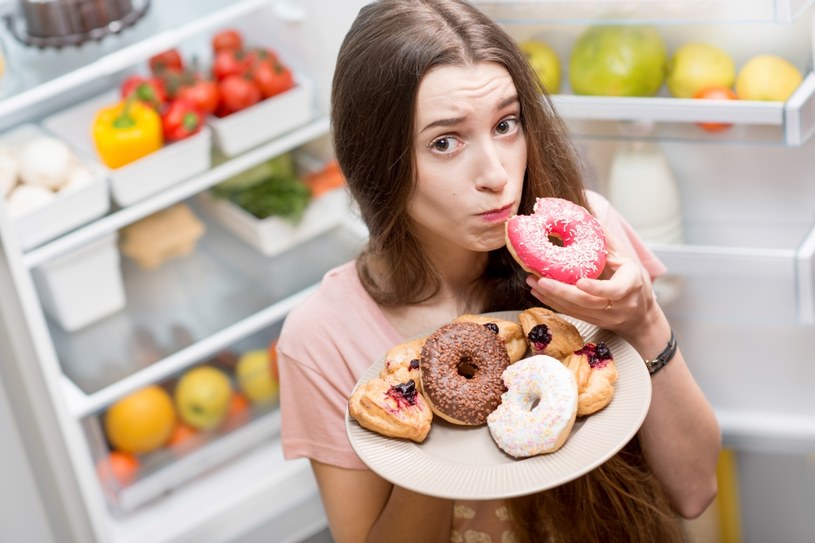 Nowe badanie opublikowane na łamach JAMA Network Open wskazuje, że spożywanie sztucznie słodzonej ultraprzetworzonej żywności i napojów może wiązać się z rozwojem depresji.