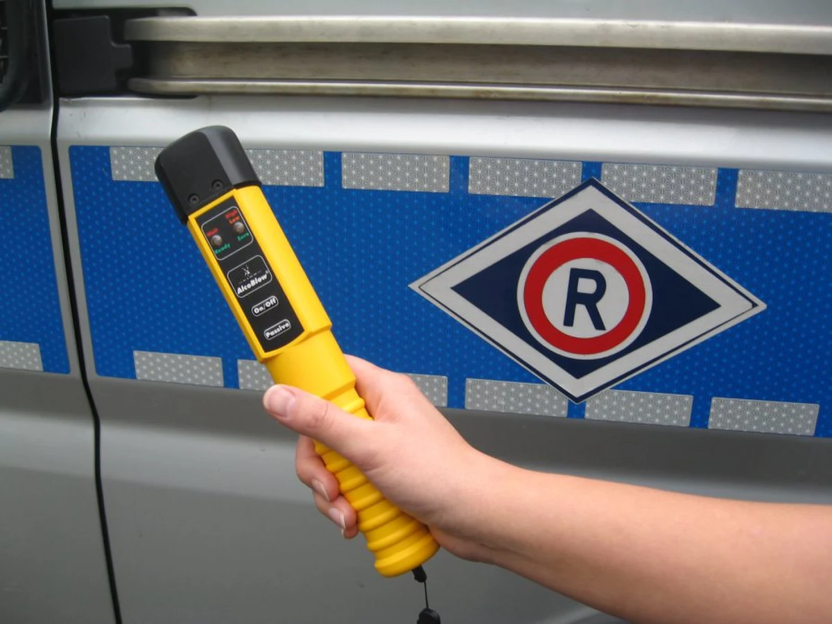 Zarzut jazdy pod wpływem alkoholu postawiła prokuratura policjantowi z Sejn na Podlasiu. W poniedziałkowy wieczór funkcjonariusz wjechał samochodem w inne, zaparkowane, auto. W momencie zatrzymania miał w wydychanym powietrzu 3,5 promila alkoholu.