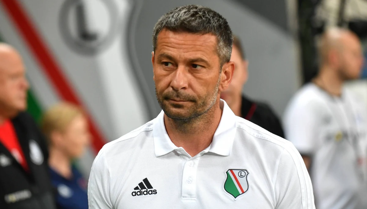 Legia Warszawa rozstaje się z trenerem Deanem Klafuriciem! Dzień po tym, jak mistrzowie Polski odpadli z rywalizacji o Ligę Mistrzów, stołeczny klub poinformował, że decyzją jego władz Chorwat przestał pełnić obowiązki trenera pierwszej drużyny Legii. W oficjalnym komunikacie czytamy również, że rozmowy ws. zatrudnienia nowego szkoleniowca już trwają, a do czasu jego pojawienia się przy Łazienkowskiej drużynę prowadził będzie Aleksandar Vuković.