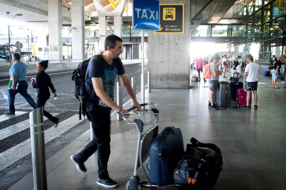 Lecący z Meksyku Austriak został zatrzymany na paryskim lotnisku Roissy-Charles de Gaulle, ponieważ w bagażu podręcznym ukrył 80 ptaków różnych gatunków i rozmiarów - podała w środę AFP. Do zdarzenia doszło w piątek.