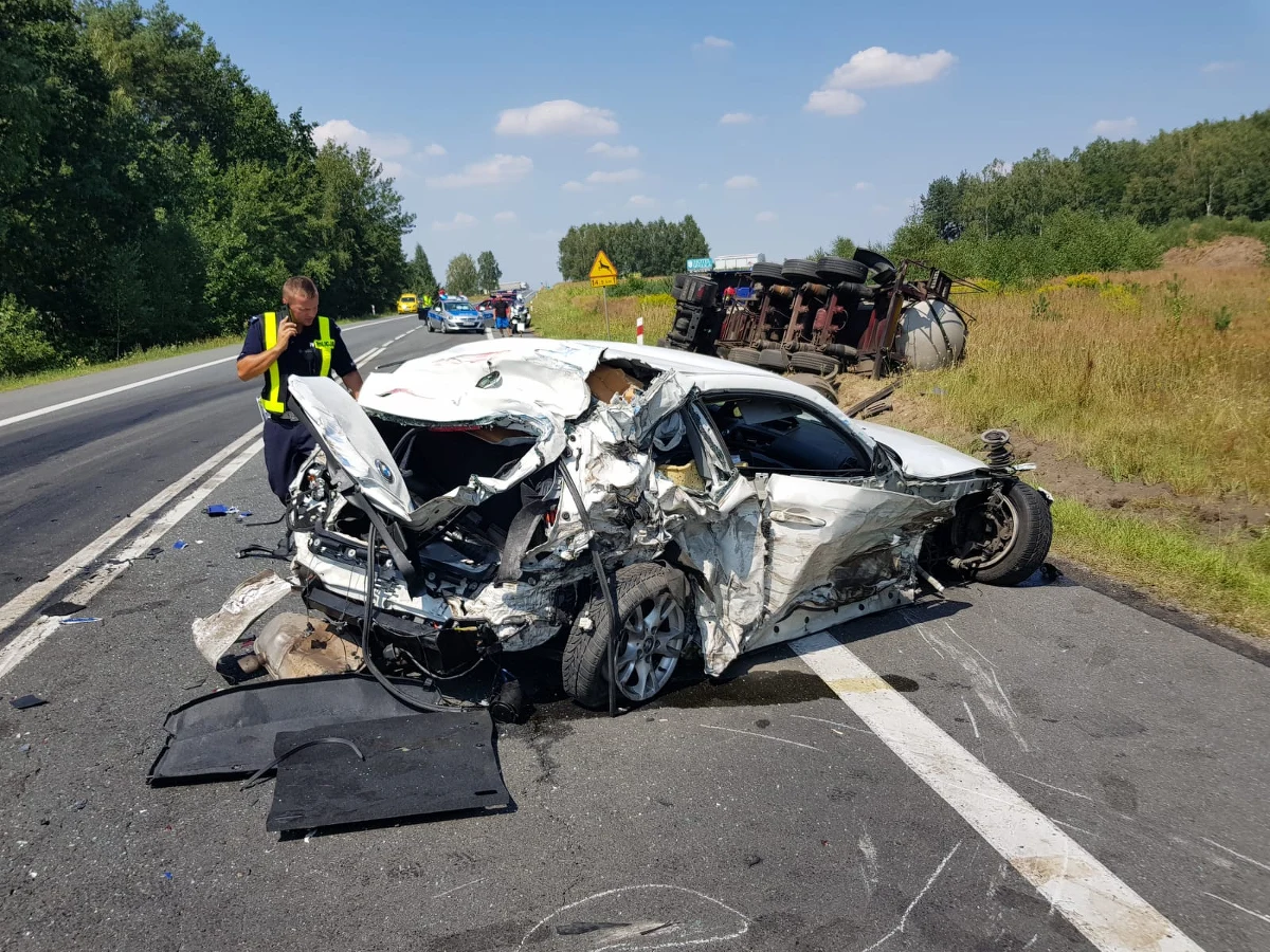 Dwie kobiety zostały ranne przed południem w wypadku na drodze krajowej numer 11 w Opolskiem. W Kluczborku osobowe bmw zostało staranowane przez ciężarówkę, po czym wpadło pod inny pojazd ciężarowy jadący z przeciwnej strony. Aby uwolnić zakleszczone w bmw osoby, strażacy musieli wycinać fragment samochodu.