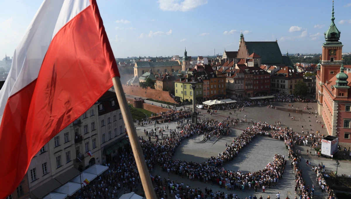 ​O godzinie 17:00, w godz. "W", o której 74 lata temu wybuchło Powstanie Warszawskie, w stolicy w hołdzie uczestnikom zrywu zabrzmiały syreny. Minutą ciszy uczcili rocznicę przechodnie, którzy zatrzymali się na ulicach, podobnie jak samochody i autobusy.