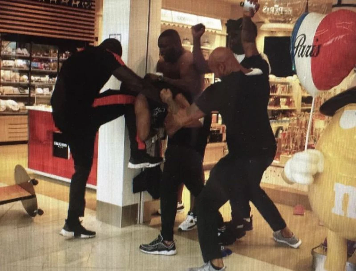 Starcia band dwóch francuskich raperów z afrykańskimi korzeniami na podparyskim lotnisku Orly. Najpierw pobili się raperzy, później do bijatyki włączyło się ponad 20 towarzyszących im osób, a następnie doszło do starć z policją. Część portu lotniczego została czasowo zamknięta. 