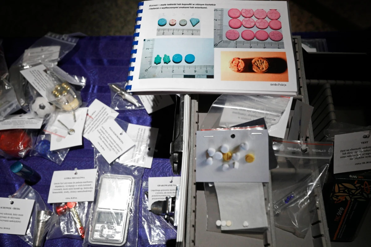 W środę w Łodzi znaleziono ciało 34-letniego mężczyzny - to może być kolejna ofiara dopalaczy. Zaledwie dzień wcześniej, również w Łodzi, znaleziono ciało 25-latka. Przy obu mężczyznach znaleziono szklane rurki z resztkami nieznanej substancji, która mogła doprowadzić do tragedii. W ostatnich dniach w Łódzkiem doszło do śmierci dziewięciu osób w wieku od 19 do 40 lat, których prawdopodobną przyczyną było zatrucie dopalaczami. Policja zatrzymała ośmiu dilerów.