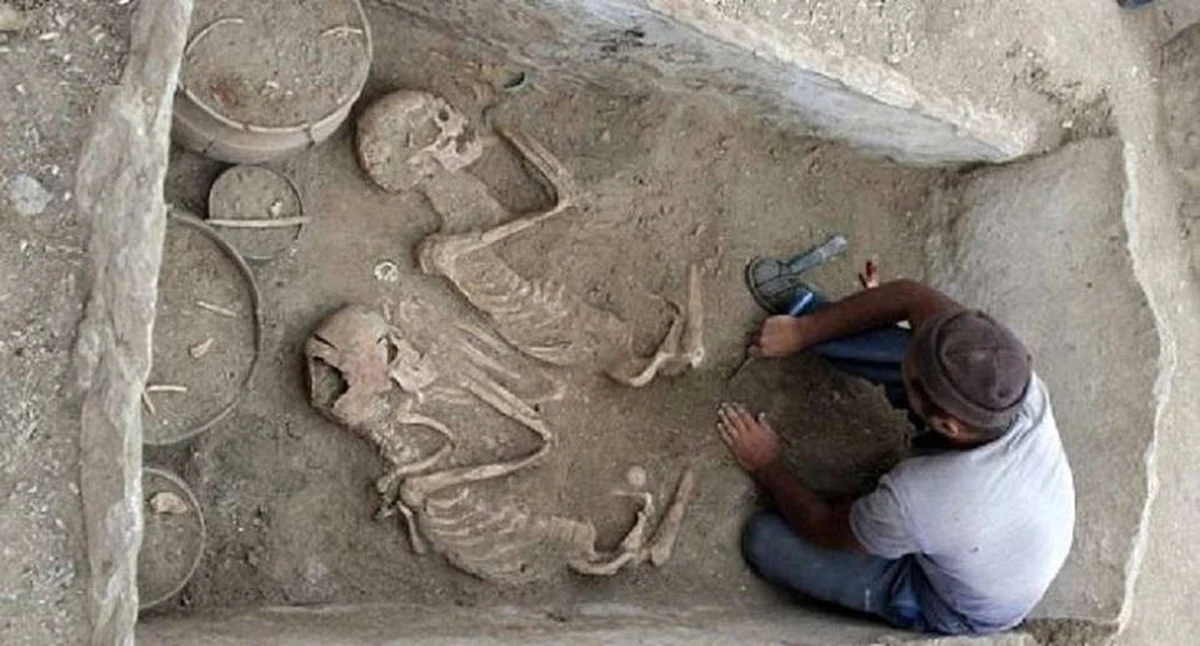 Liczące 5000 lat szkielety pochowanych we wspólnym grobie kobiety i mężczyzny znaleziono w Kazachstanie w prowincji Karaganda. Parę już okrzyknięto kazachskimi "Romeo i Julią", których połączyła wieczna miłość. Ich grobowiec wypełniały klejnoty, obok nich złożono w ofierze dwa konie.