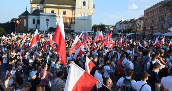 ​Marsz środowisk narodowych został rozwiązany w związku z naruszeniem przepisów karnych - poinformował rzecznik urzędu miasta Bartosz Milczarczyk. Zdaniem stołecznych urzędników, uczestnicy mieli flagi i koszulki z symboliką nawiązującą do organizacji propagujących ustrój totalitarny. Po dostarczeniu decyzji z magistratu kordon policji na placu de Gaulle'a nie pozwalał przejść manifestantom w kierunku Nowego Światu. Szef MSWiA poinformował, że według policji nie było powodu do rozwiązania zgromadzenia przez prezydent stolicy. Minister przyznał, że wskazane przez urząd miasta uzasadnienie jest - jego zdaniem - "totalnie od czapy".