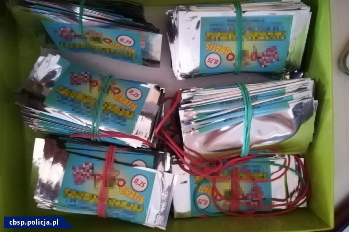 Trzy osoby podejrzane o hurtowy handel dopalaczami zostały zatrzymane podczas akcji Centralnego Biura Śledczego Policji w Wielkopolsce i na Podkarpaciu. Jak dowiedział się reporter RMF FM, funkcjonariusze przejęli też 15 kilogramów tych groźnych dla zdrowia i życia substancji. 