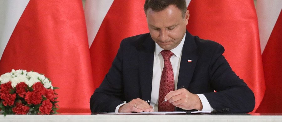 ​Prezydent Andrzej Duda podpisał w środę ustawę Prawo o szkolnictwie wyższym i nauce oraz przepisy ją wprowadzające. To całościowa reforma szkolnictwa wyższego. Zakłada duże zmiany m.in. w działaniu uczelni, ich finansowaniu, karierze naukowej.

