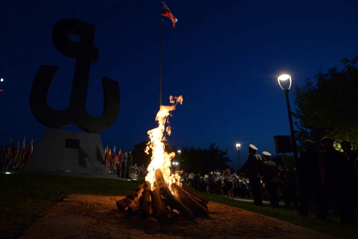 ​Na Kopcu Powstania Warszawskiego zapłonęło w środę wieczorem Ognisko Pamięci. Ogień został przyniesiony przez sztafetę pokoleń z Grobu Nieznanego Żołnierza; będzie płonął przez 63 dni - do 2 października.