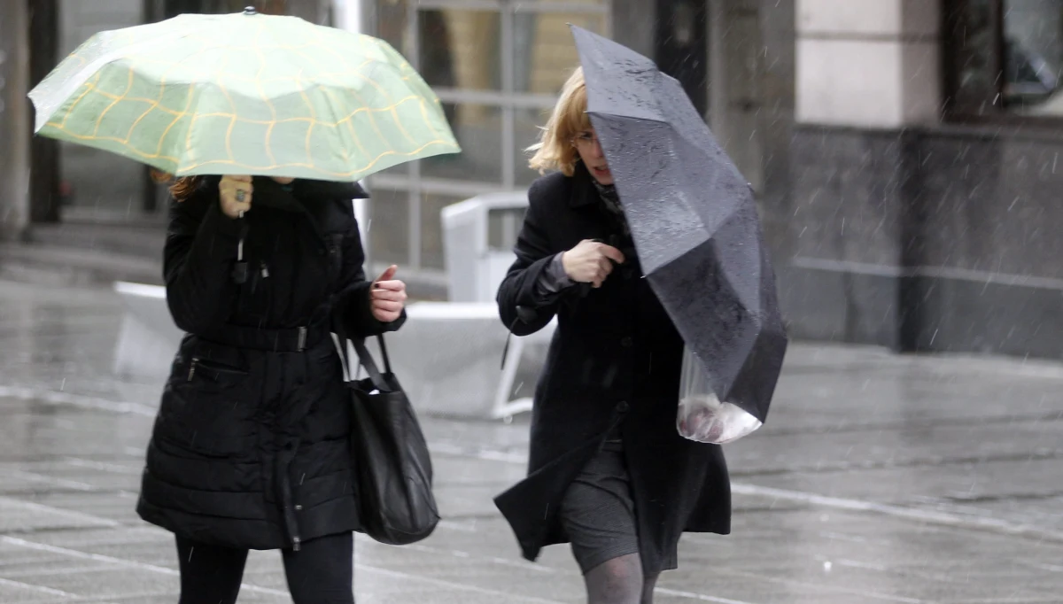 ​Pogoda wciąż daje nam się we znaki i nie chodzi tylko o upał, ale także o te chwile gwałtownego ochłodzenia podczas burz. Przez całą ostatnią dobę strażacy interweniowali ponad 360 razy.