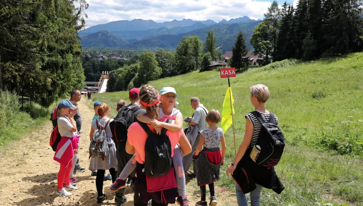 Upał nieco mniej daje się we znaki w górach, ale nie dajmy się zwieść - ostrzega ratownik TOPR Witold Cikowski. Nawet przy temperaturze 20 stopni Celsjusza i dużym wysiłku fizycznym, może szybko dojść do odwodnienia.