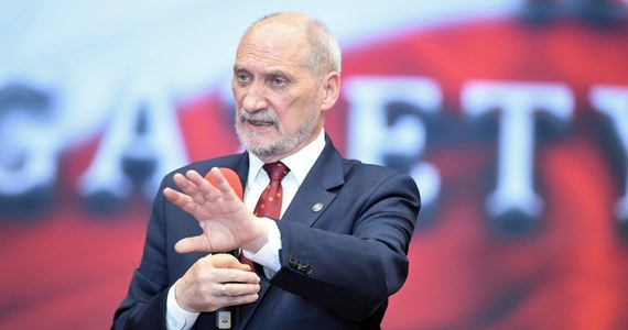 Antoni Macierewicz wraca do łask prezesa PiS. Teraz Jarosław Kaczyński ma nowe plany wobec byłego szefa MON - donosi w czwartek "Fakt".