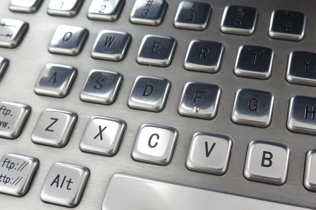 ​Resort sprawiedliwości USA powiadomił o aresztowaniu w Europie trzech Ukraińców, oskarżonych o kierowanie międzynarodową grupą hakerów. Cyberprzestępcy mieli spowodować straty liczone w dziesiątkach milionów dolarów - pisze w czwartek "Wall Street Journal".