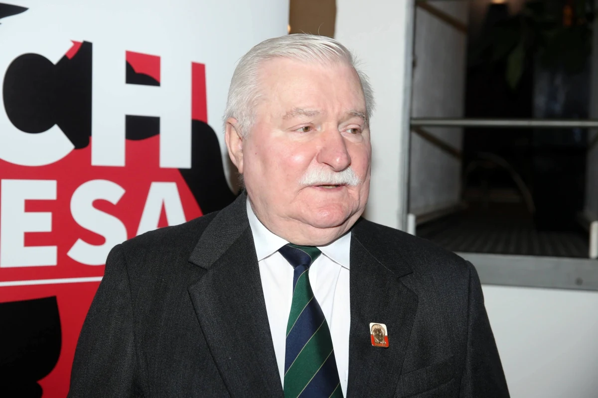 ​Były prezydent Lech Wałęsa, który zwrócił się w środę do prezesa PiS Jarosława Kaczyńskiego z prośbą o wybaczenie, powiedział PAP, że podtrzymuje swoje słowa o odpowiedzialności szefa PiS oraz jego brata Lecha Kaczyńskiego za katastrofę smoleńską. W środę wieczorem były prezydent na portalu społecznościowym skierował w środę wieczorem do Jarosława Kaczyńskiego prośbę o wybaczenie. "Jeśli coś uczyniłem przeciw Tobie, proszę o wybaczenie i ja jestem w stanie Tobie i świętej pamięci Twojemu bratu, Lechowi wybaczyć wszystko" - napisał.