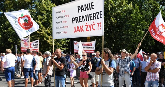 ​Przed Kancelarią Prezesa Rady Ministrów w Warszawie trwa protest sadowników. Kilkaset osób chce ratunku przed bankructwem. Wiceminister rolnictwa zapowiedział podjęcie kroków i zaprosił sadowników na kolejne rozmowy 13 sierpnia.