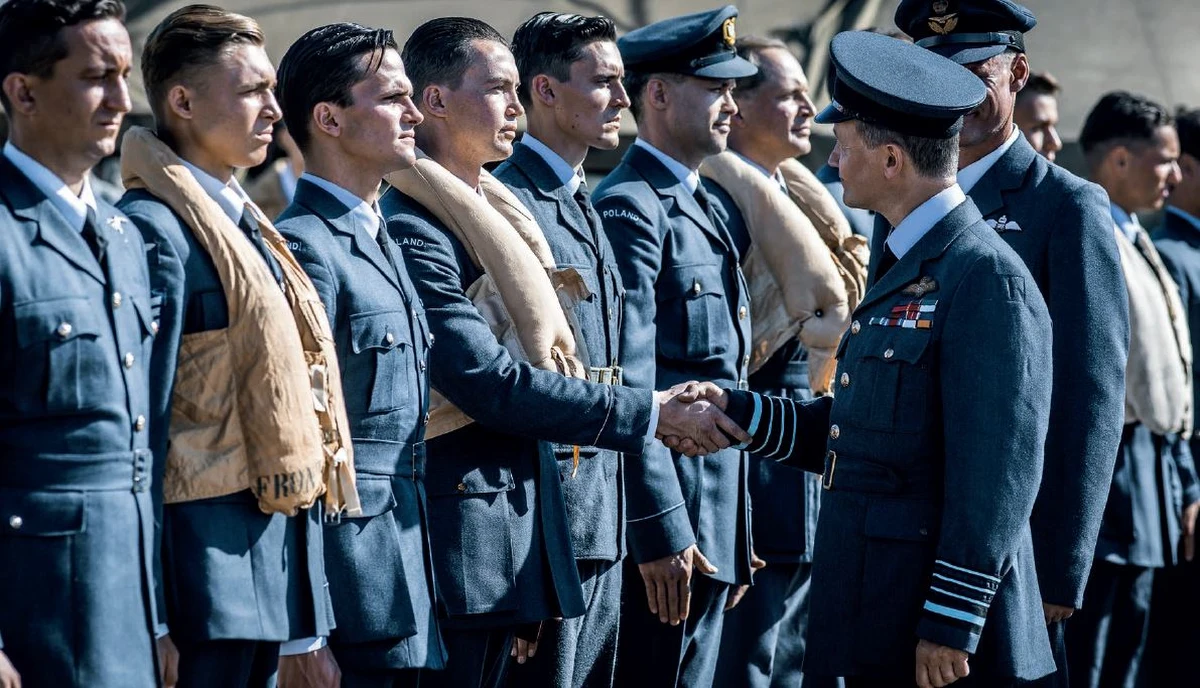 Film „Dywizjon 303” to prawdziwa historia polskich asów przestworzy, inspirowana bestsellerem Arkadego Fiedlera  o tym samym tytule.  Polscy lotnicy, początkowo niedoceniani i wyśmiewani, stają się legendą. W ramach Królewskich Sił Powietrznych Wielkiej Brytanii (RAF-u) tworzą jednostkę elitarną – Dywizjon 303, która nie ma sobie równych. Premiera już 31 sierpnia!