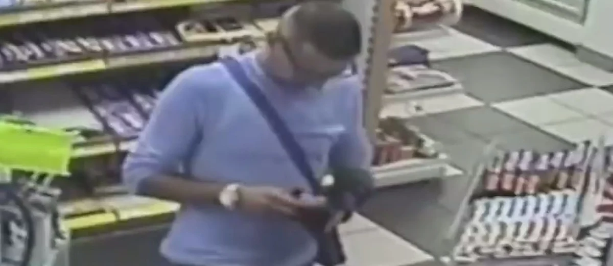 Policjanci ustalają tożsamość mężczyzny, który jest podejrzewany o oszustwa. Wszystkie osoby, które rozpoznają poszukiwanego na nagraniu z monitoringu, proszone są o kontakt z policjantami z Katowic pod numerem tel. 32 200 2555, 32 200 3500, 32 200 3516 lub 112. Funkcjonariusze gwarantują anonimowość.. O kontakt proszą również osoby, które zostały oszukane w podobny sposób przez tego mężczyznę.