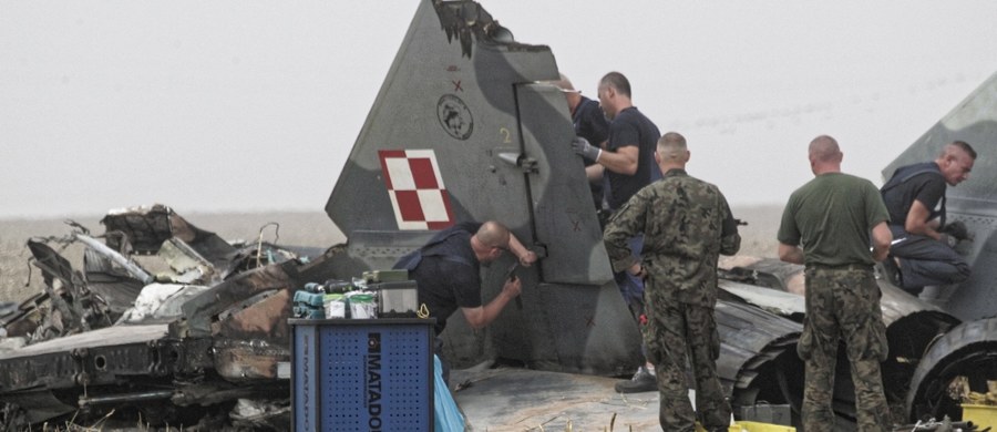 Usterka techniczna była przyczyną lipcowej katastrofy wojskowego samolotu MiG 29 koło Pasłęka w Warmińsko-Mazurskiem - dowiedzieli się reporterzy śledczy RMF FM. Taka jest pierwszoplanowa wersja przyjęta w śledztwie. Samolot myśliwski spadł na pole. Mimo próby katapultowania, zginął doświadczony pilot. 