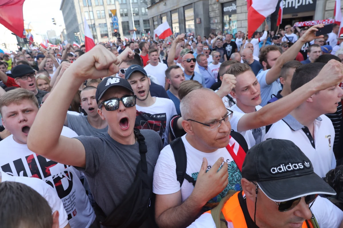 ​Złożymy zawiadomienie do prokuratury o możliwości popełnienia przestępstwa niedopełnienia obowiązków i przekroczenia uprawnień przez panią prezydent Hannę Gronkiewicz-Waltz - zapowiedział w czwartek rzecznik prasowy Obozu Narodowo-Radykalnego Michał Jelonek.

