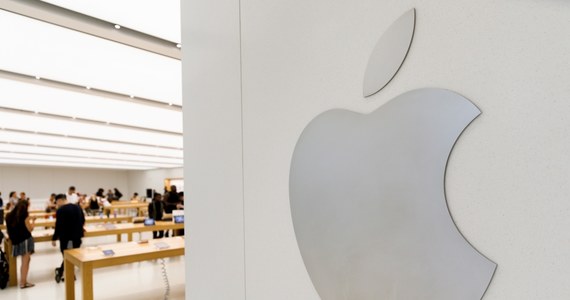 Amerykański koncern Apple został pierwszą na świecie firmą, której wartość rynkowa sięgnęła biliona dolarów (1 000 000 000 000 dol.). Po południu cena akcji firmy, której siedziba mieści się w Cupertino w Kalifornii, przebiła na amerykańskiej giełdzie próg 207,05 dolarów.