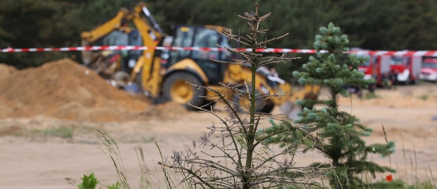 Ciężarówka stoczyła się z kilkunastometrowej skarpy w żwirowni w Kończycach Wielkich w woj. śląskim. Samochód jest całkiem zniszczony. Kierowca w bardzo ciężkim stanie trafił do szpitala.