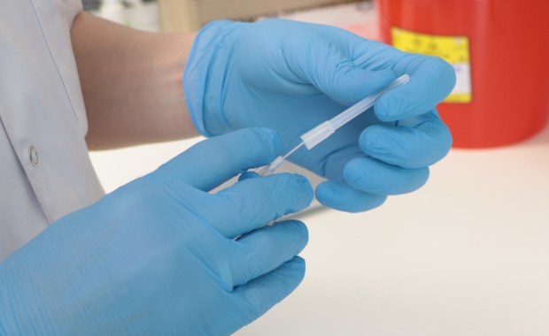 Główny Inspektorat Farmaceutyczny poinformował w czwartek o wycofaniu z obrotu jednej serii szczepionki przeciwko durowi brzusznemu (Typhim Vi). Powodem wycofania jest stwierdzenie w ampułko-strzykawkach zanieczyszczeń.
