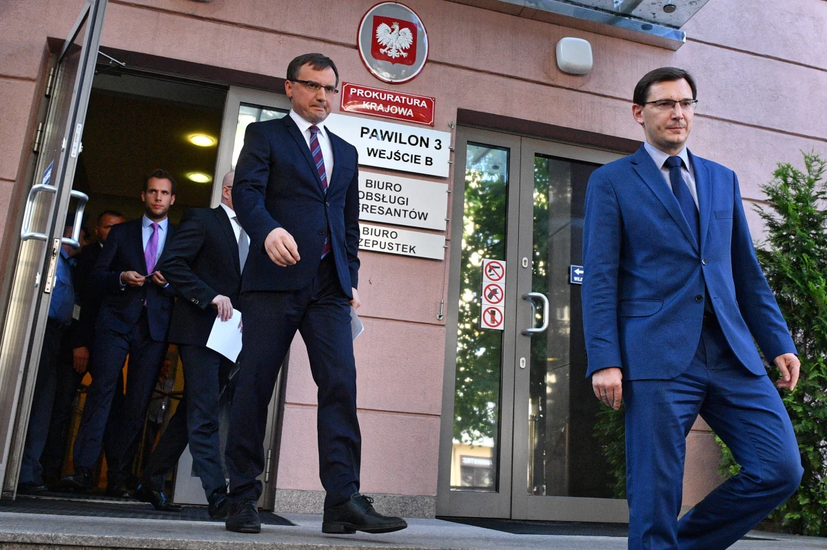 Śledztwo w sprawie handlu dopalaczami przejmie departament do spraw przestępczości zorganizowanej Prokuratury Krajowej. W ostatnim tygodniu tylko w woj. łódzkim zmarło 10 osób w wieku od 19 do 40 lat, prawdopodobnie z powodu zatrucia tzw. dopalaczami. Cztery osoby są hospitalizowane. Zatrzymano dziewięć podejrzanych osób. Prokuratura rozważa w niektórych przypadkach postawienie zarzutu zabójstwa z zamiarem ewentualnym.