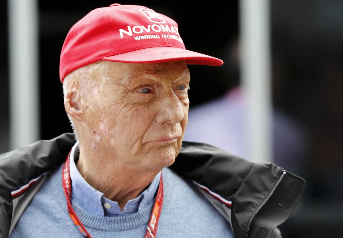 Trzykrotny mistrz świata Formuły 1 Austriak Niki Lauda znajduje się w poważnym stanie w szpitalu w Wiedniu. Niemieckie i austriackie media poinformowały, że 69-letni legendarny kierowca przeszedł przeszczep płuc.