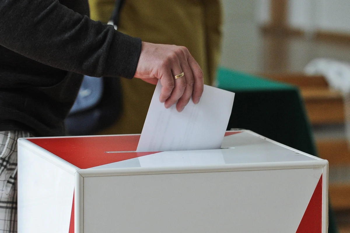 ​Jednostronna karta ma spowodować, że nie powtórzy się skandal z elekcji w 2014 roku - pisze piątkowa "Rzeczpospolita".