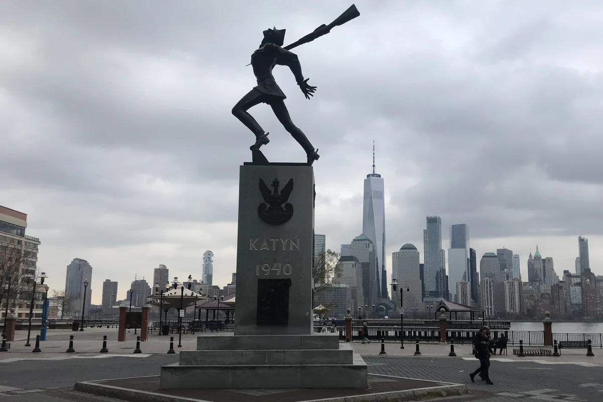 ​Sławomir Platta przewodzący ruchowi obrońców utrzymania w dotychczasowym miejscu Pomnika Katyńskiego w Jersey City zakwestionował odrzucenie przez władze miejskie ponad 1100 podpisów wyborców domagających się referendum tej sprawie. Złożył dodatkowe 5 tys. podpisów i zaapelował o wszczęcie śledztwa. Referendum ma na celu wstrzymanie zatwierdzonego w połowie czerwca przez Radę Miejską zarządzenia burmistrza Stevena Fulopa o przeniesieniu monumentu z Exchange Place w nowe miejsce. Monument ma stanąć na wschodnim końcu ulicy York - w pobliżu nabrzeża rzeki Hudson, w odległości ok. 60 metrów od obecnej lokalizacji.