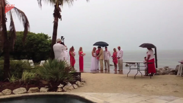 Podobno deszcz w dniu ślubu przynosi szczęście. Ale co z błyskawicą? Ta para i ich goście byli zaniepokojeni, gdy piorun uderzył w ocean podczas ich malowniczego ślubu na plaży.