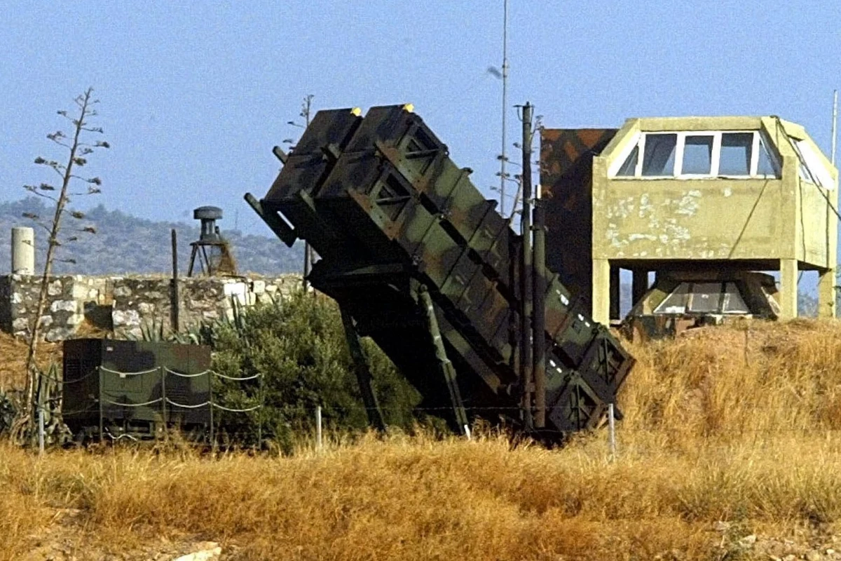 W ciągu kilku dni szwedzki rząd powinien podpisać umowę na zakup zestawu obrony powietrznej Patriot od ich producenta, amerykańskiego Raytheona - twierdzą lokalne media. Agencja uzbrojenia FMV właśnie poinformowała, że rząd wyraził zgodę na podpisanie umowy na zakup czterech jednostek ogniowych i niesprecyzowanej jeszcze liczby pocisków.