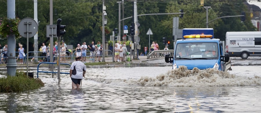 Gdańscy policjanci po ostatniej ulewie znaleźli tablice rejestracyjne. Przypominamy, że do końca przyszłego tygodnia istnieje możliwość odebrania swoich tablic w budynku Komendy Miejskiej przy ul. Nowe Ogrody 27 oraz w Komisariacie VIII Policji przy ul. Kartuskiej 245. Po swoją tablicę trzeba zgłosić się z dowodem rejestracyjnym.