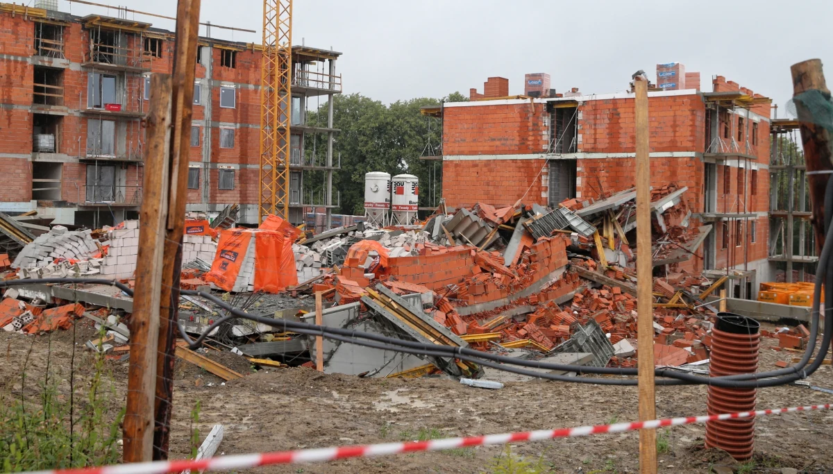 ​Butla z gazem była prawdopodobnie źródłem eksplozji w bloku, który ponad dwa tygodnie temu zawalił się w Bielsku-Białej na osiedlu Sarni Stok. Do śladów, które na to wskazują, dotarli śledczy po odgruzowaniu znacznej części miejsca katastrofy. 