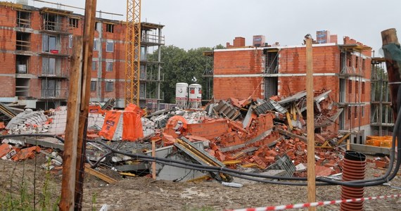 ​Butla z gazem była prawdopodobnie źródłem eksplozji w bloku, który ponad dwa tygodnie temu zawalił się w Bielsku-Białej na osiedlu Sarni Stok. Do śladów, które na to wskazują, dotarli śledczy po odgruzowaniu znacznej części miejsca katastrofy. 