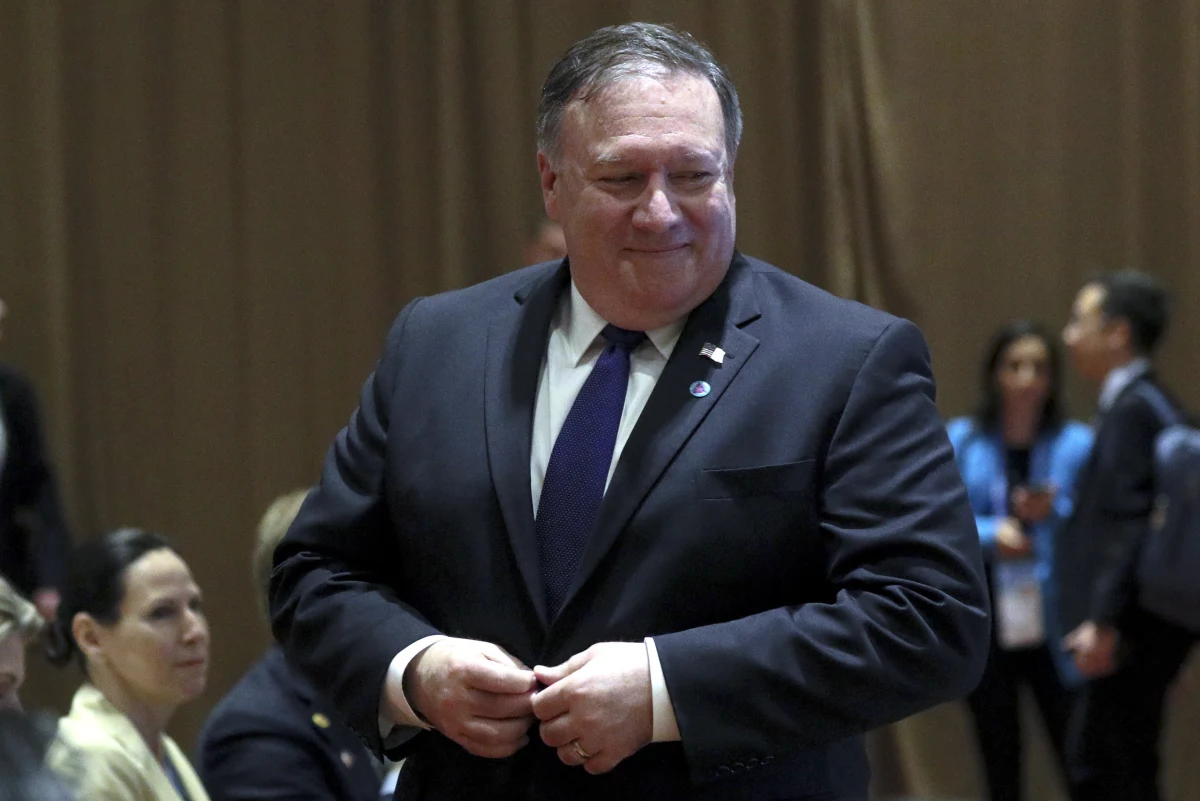 ​Prowadzone przez Koreę Płn. prace nad uzbrojeniem są sprzeczne z obietnicami denuklearyzacji składanymi przez Kim Dzong Una - ocenił sekretarz stanu USA Mike Pompeo w drodze na trwające w Singapurze spotkanie ministrów ASEAN i krajów partnerskich. Pompeo wyraził tę opinię, gdy zapytano go o jego wypowiedź z czerwca. W amerykańskim Senacie powiedział, że mimo trwających negocjacji nuklearnych Korea Północna wciąż produkuje paliwo do bomb jądrowych i opracowuje nowe rakiety balistyczne.