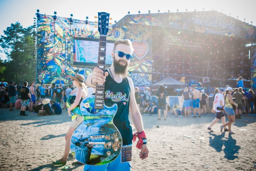 Już po raz siódmy z kolei specjalną gitarę na Pol'and'Rock Festival (wcześniej pod nazwą Przystanek Woodstock) specjalną gitarę malowaną aerografem przygotował Szymon Chwalisz.