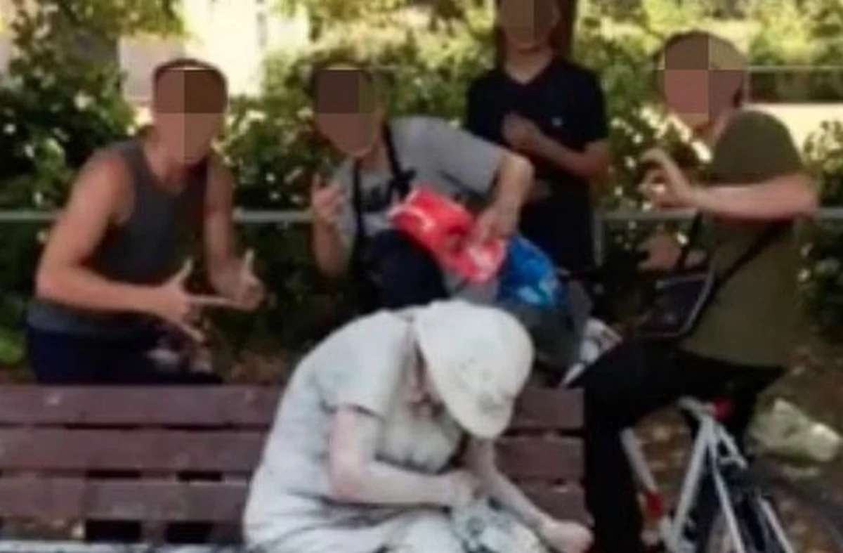 Czterech nastolatków z Wielkiej Brytanii najpierw obrzuciło jajkami, a potem posypało mąką niepełnosprawną umysłowo kobietę, siedząca na ławce w parku. Dumni z siebie zrobili sobie zdjęcie i opublikowali w internecie. Kiedy w komentarzach zaczęły sypać się pod ich adresem obelgi i pogróżki, ich rodziny poprosiły policję o ochronę.