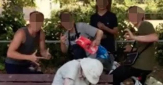 Czterech nastolatków z Wielkiej Brytanii najpierw obrzuciło jajkami, a potem posypało mąką niepełnosprawną umysłowo kobietę, siedząca na ławce w parku. Dumni z siebie zrobili sobie zdjęcie i opublikowali w internecie. Kiedy w komentarzach zaczęły sypać się pod ich adresem obelgi i pogróżki, ich rodziny poprosiły policję o ochronę.